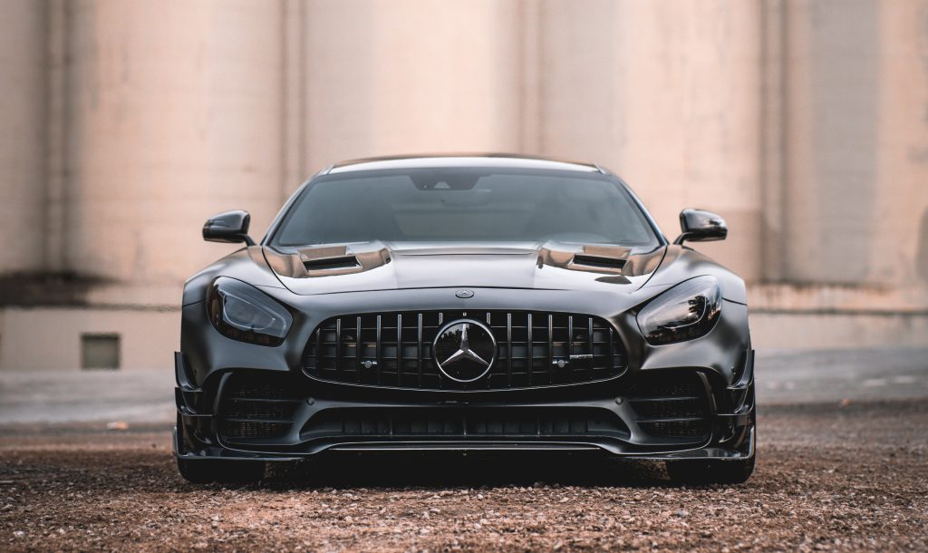 Mercedes-Raser schüttelt 41 Polizeiautos in Deutschland ab