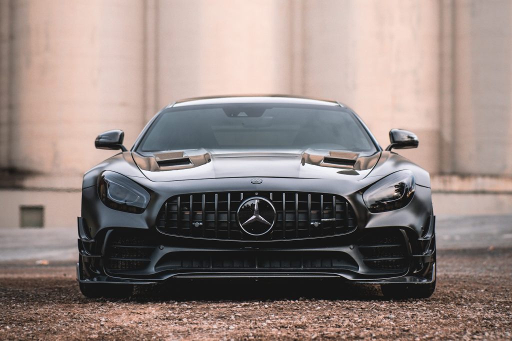 Mercedes-Raser schüttelt 41 Polizeiautos in Deutschland ab