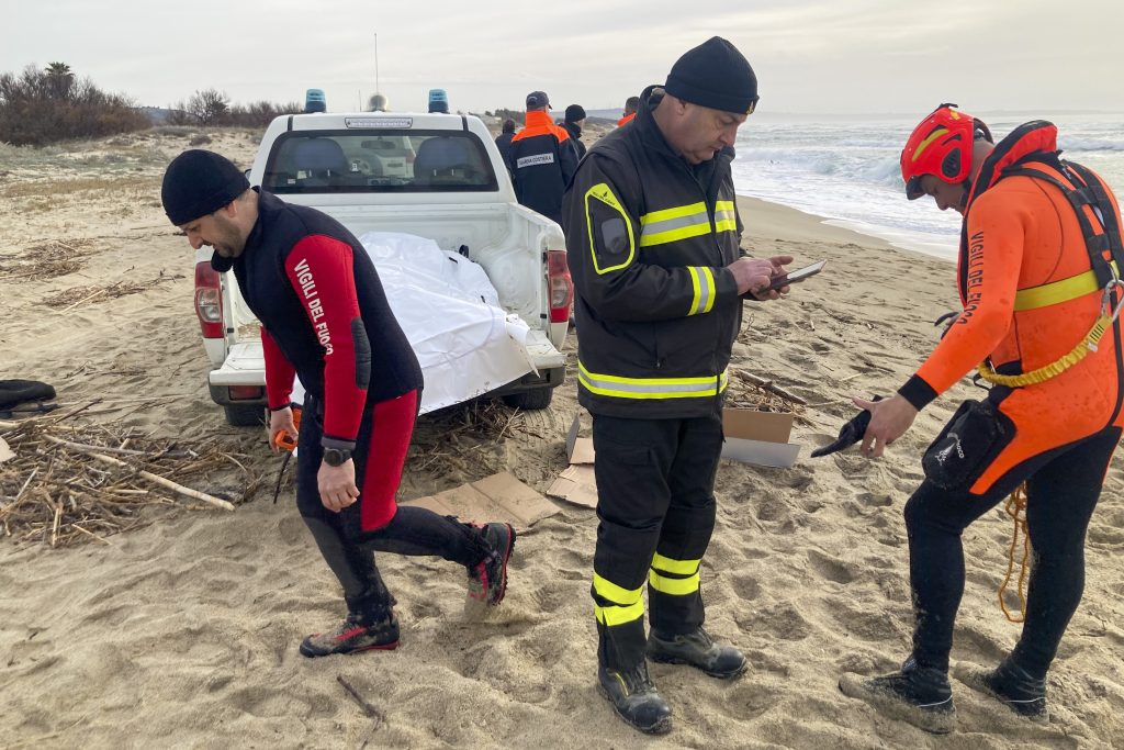 Mehr Opfer nach Unglück in Italien: Mindestens 62 tote Migranten