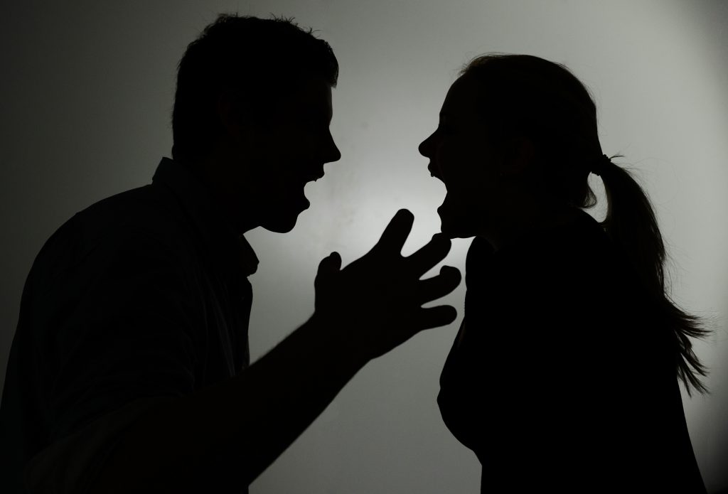 Du hast den Nachnamen des Mannes nicht angenommen? Dann bist du «weniger liebevoll»!