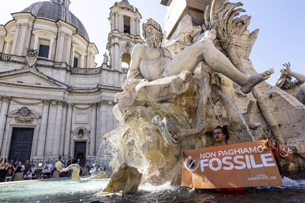 Piazza Navona: Aktivisten schütten schwarze Flüssigkeit in den Brunnen