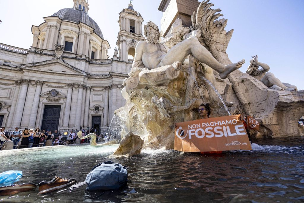 Piazza Navona: Aktivisten schütten schwarze Flüssigkeit in den Brunnen