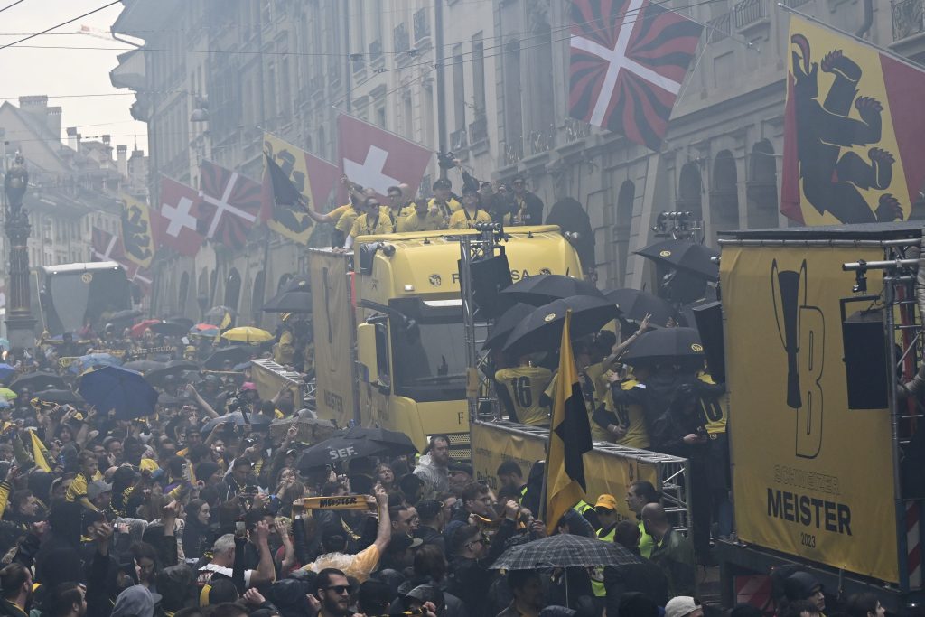 Pyro und Platzregen: Die Young Boys feierten mit ihren Fans in Bern