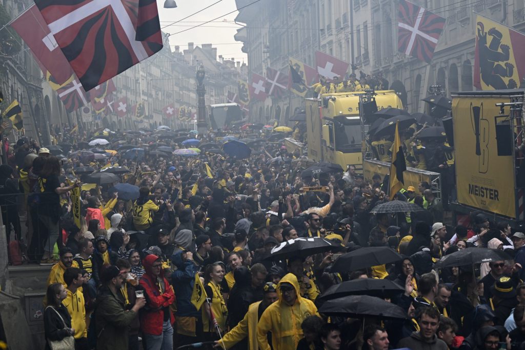 Pyro und Platzregen: Die Young Boys feierten mit ihren Fans in Bern