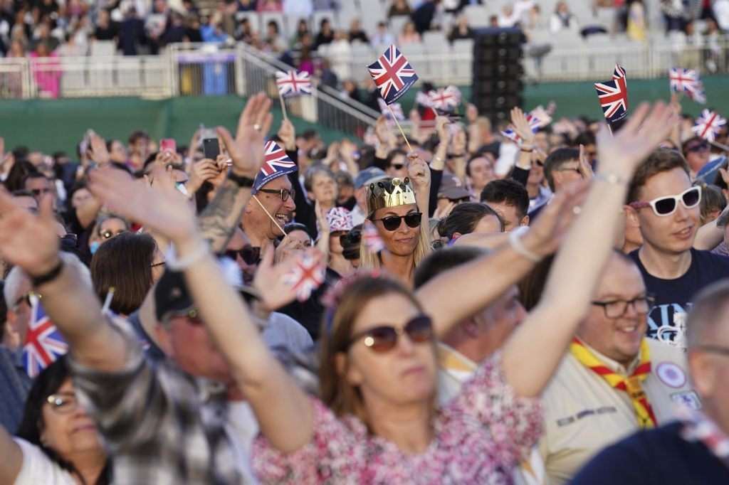Stars, Konzerte und Leuchtshows: Die grosse Sause für Charles und Camilla