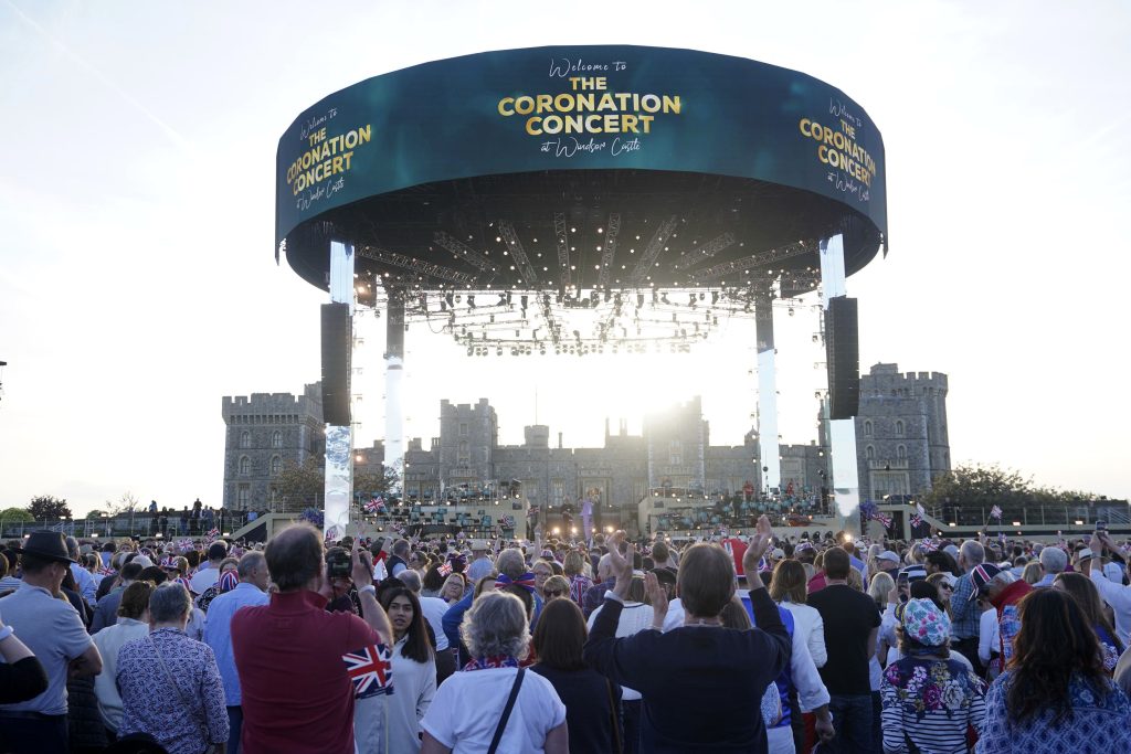 Stars, Konzerte und Leuchtshows: Die grosse Sause für Charles und Camilla