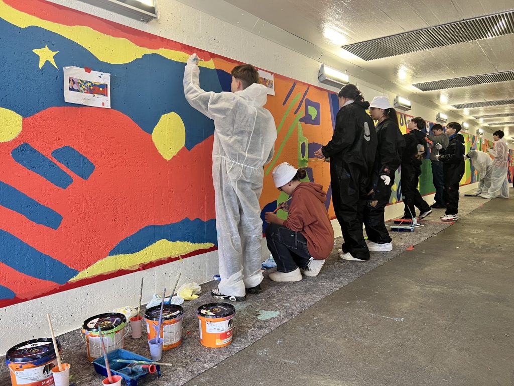 Weg mit dem ganzen Grau: Jugendliche lassen Unterführung in Farbe erstrahlen