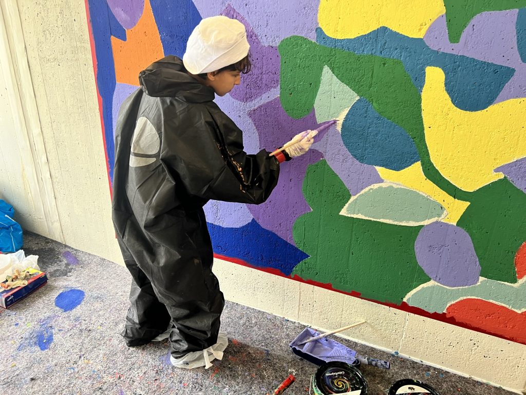 Weg mit dem ganzen Grau: Jugendliche lassen Unterführung in Farbe erstrahlen