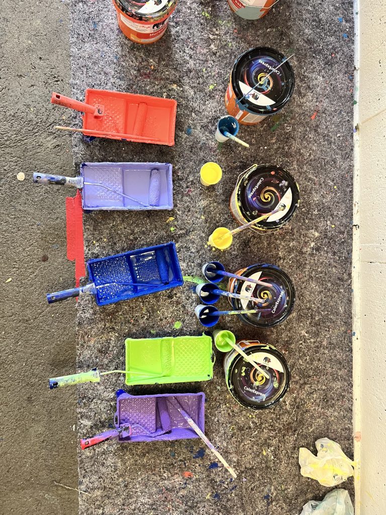 Weg mit dem ganzen Grau: Jugendliche lassen Unterführung in Farbe erstrahlen