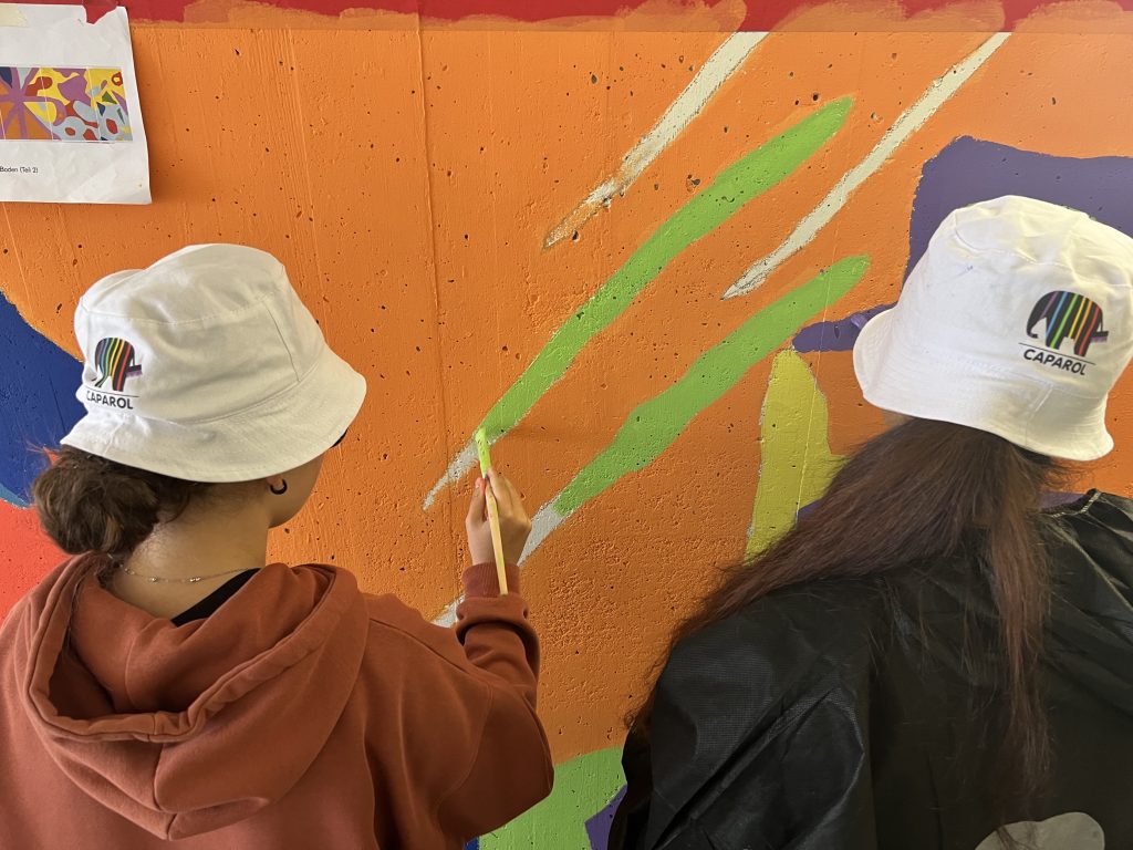 Weg mit dem ganzen Grau: Jugendliche lassen Unterführung in Farbe erstrahlen