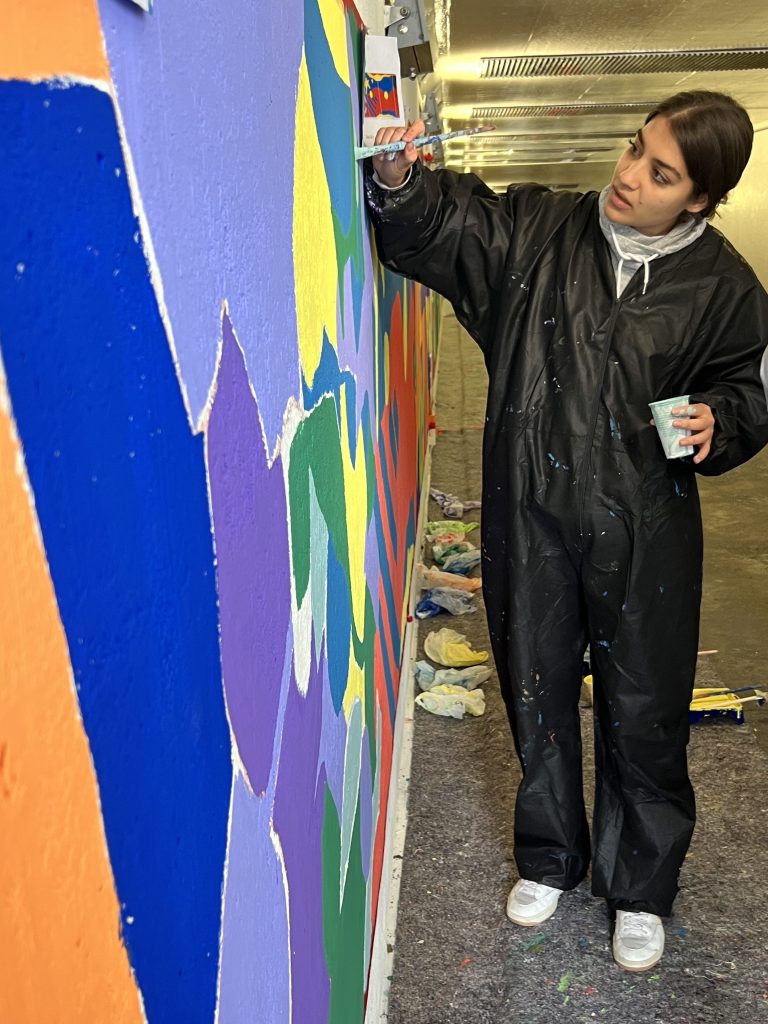 Weg mit dem ganzen Grau: Jugendliche lassen Unterführung in Farbe erstrahlen