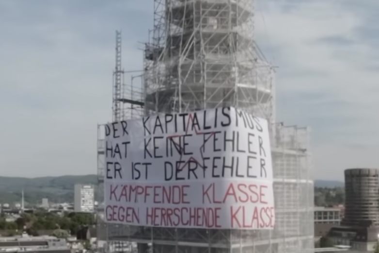 Eine Woche nach Einkesselung: «Aufbau Basel» bringt grosses Transparent an Elisabethenkirche an