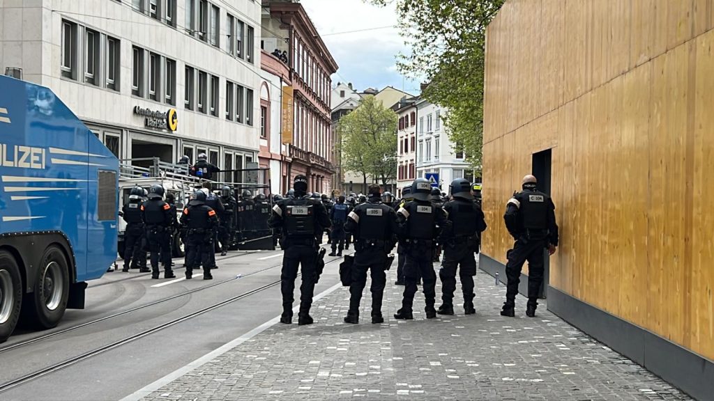 Demonstrierende ohne Zwischenfälle auf dem Kasernenareal angekommen