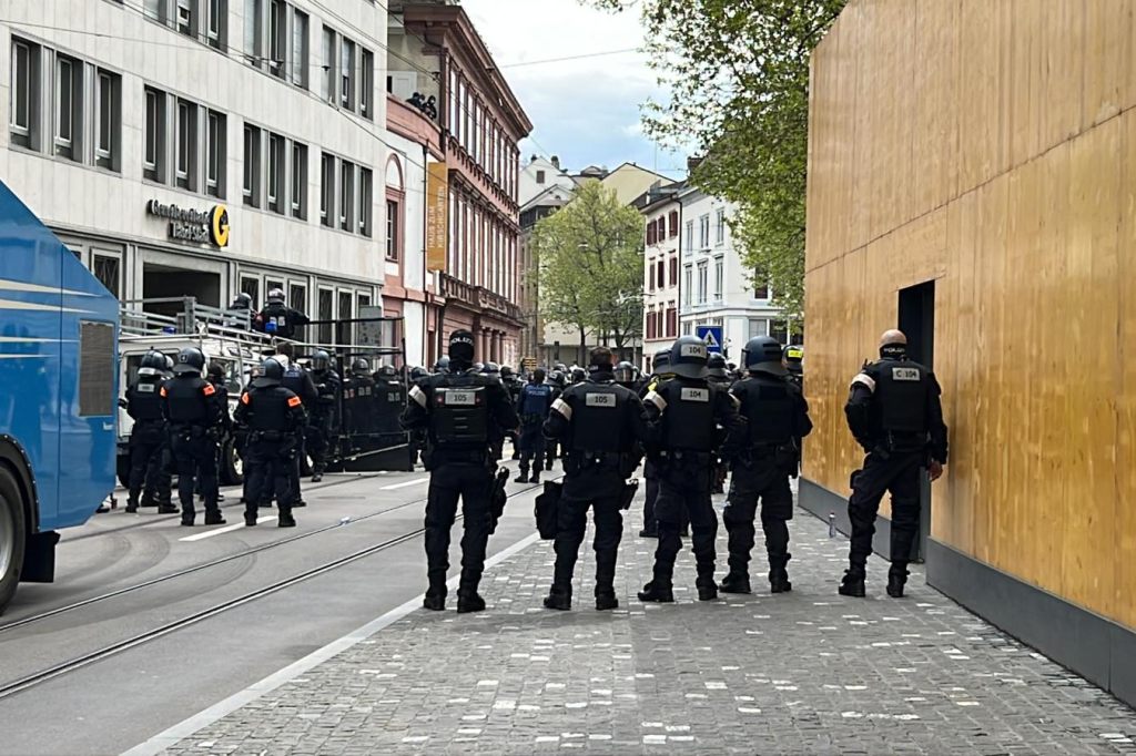 Demonstrierende ohne Zwischenfälle auf dem Kasernenareal angekommen