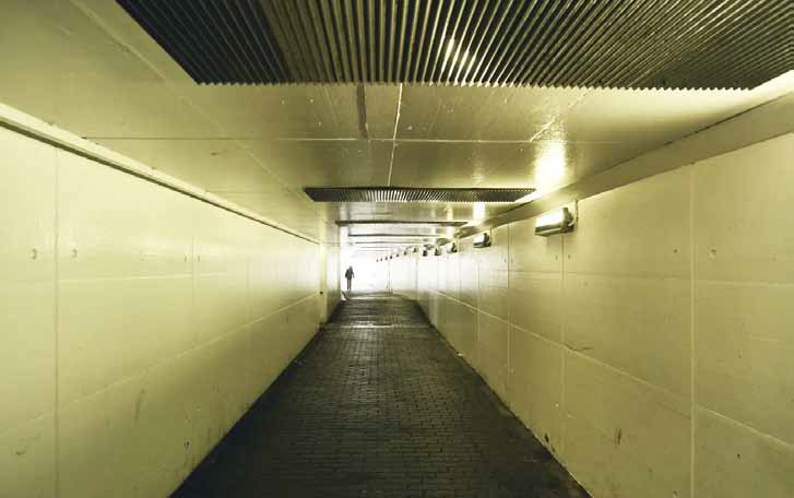 Weg mit dem ganzen Grau: Jugendliche lassen Unterführung in Farbe erstrahlen