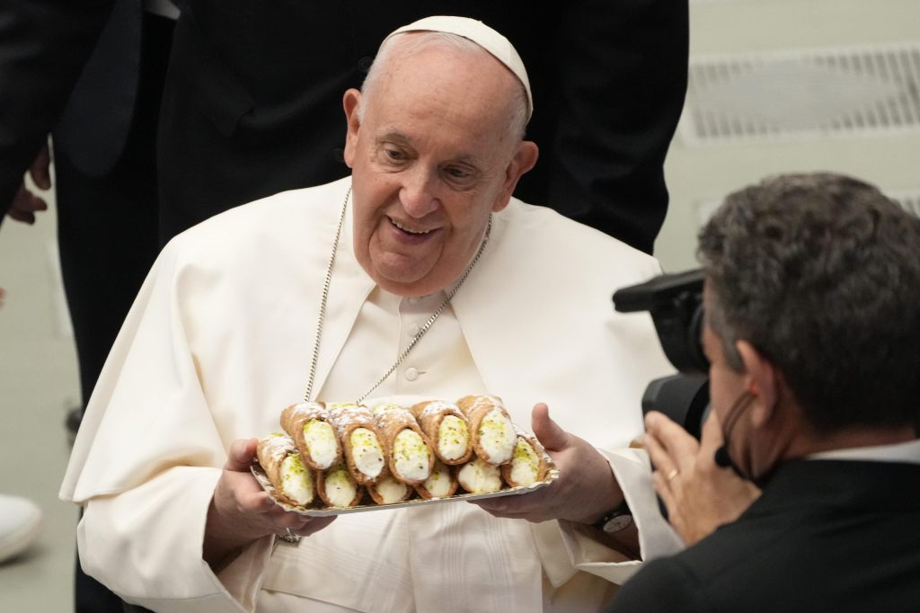Papst Franziskus braucht dringende OP