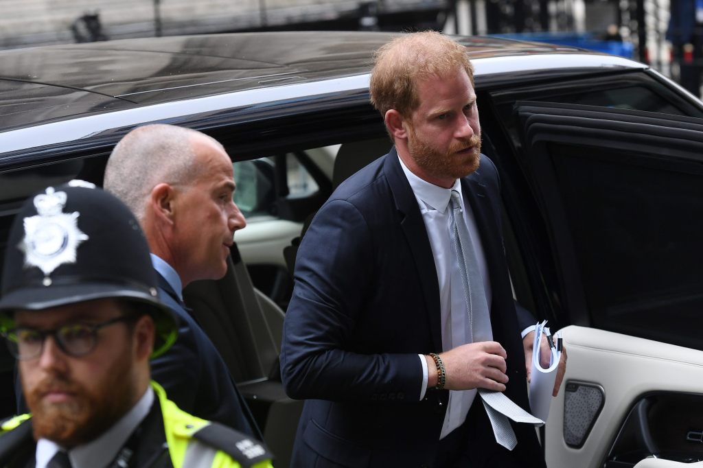 Bei Harrys zweitem Gerichtsauftritt wird der Ton deutlich schärfer