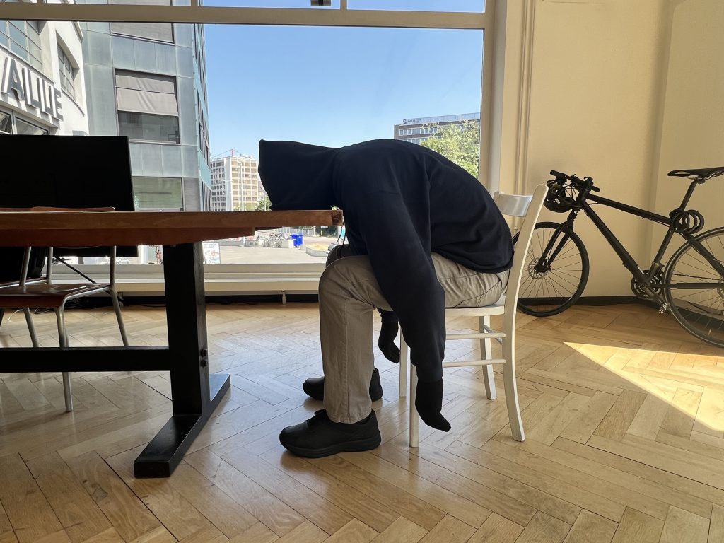 Entfremdung, Überraschung und Irritation: Mark Jenkins hält uns gnadenlos den Spiegel vor