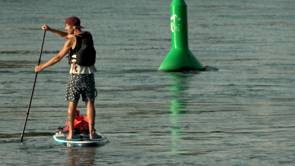 Einschränkungen auf dem Rhein: Stand-Up-Paddeln ist trotzdem sehr beliebt