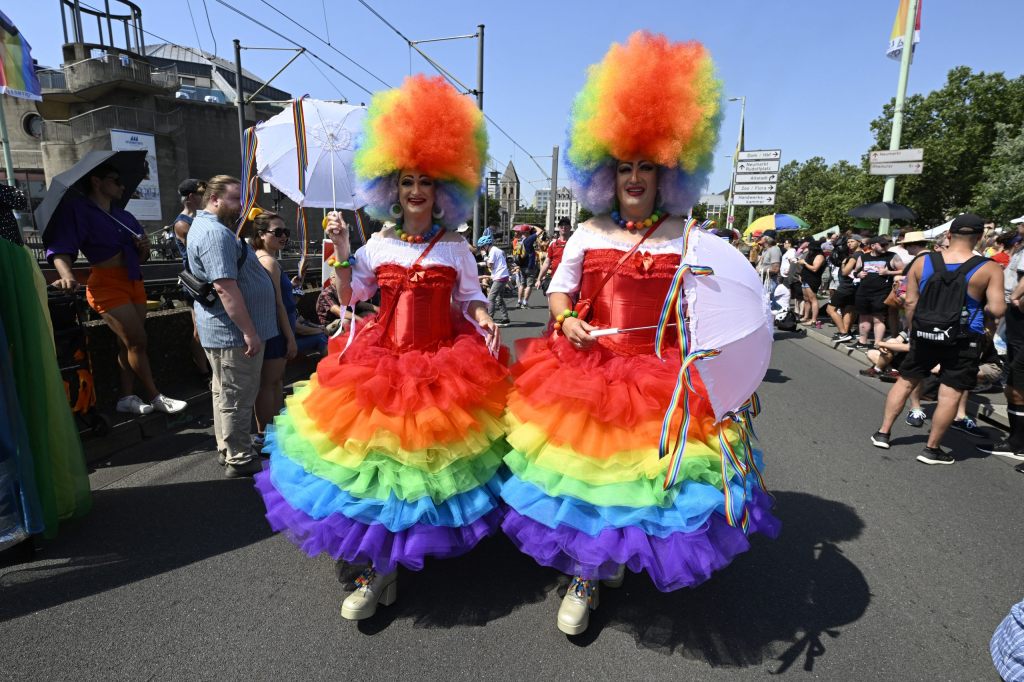 Bunt und laut: Christopher Street Day-Parade zieht durch Köln
