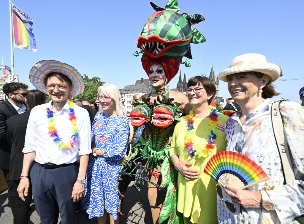Bunt und laut: Christopher Street Day-Parade zieht durch Köln