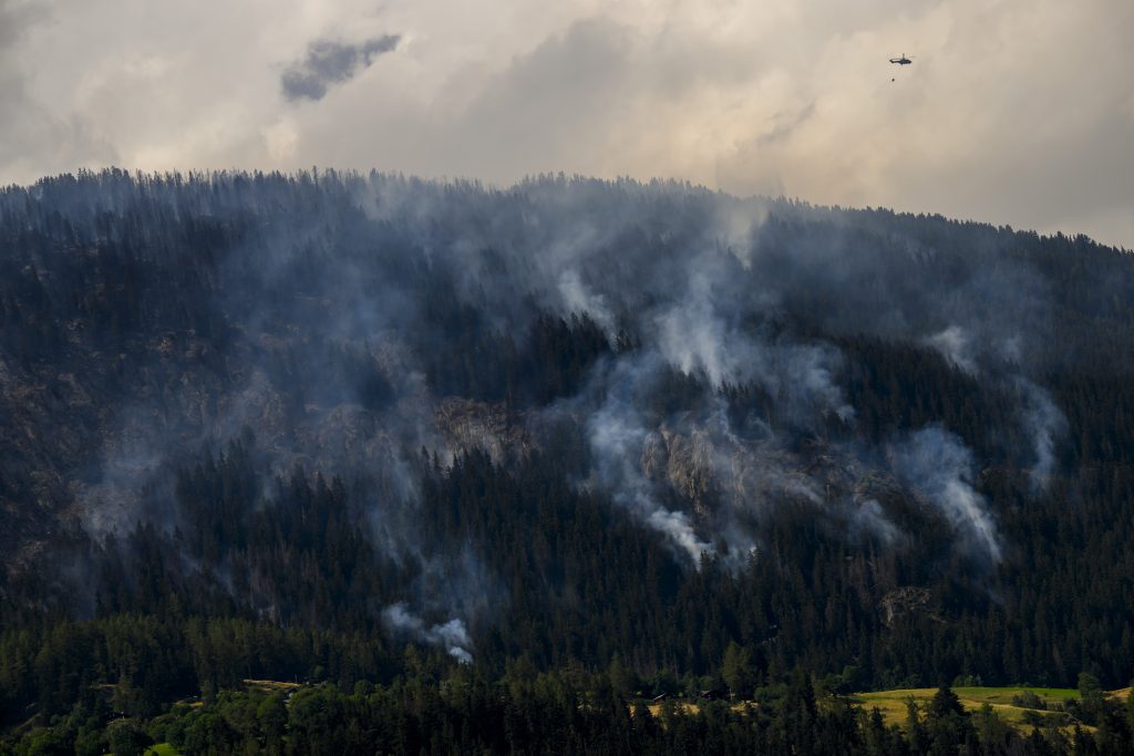 Wind entfacht das Feuer im Oberwallis immer wieder von Neuem