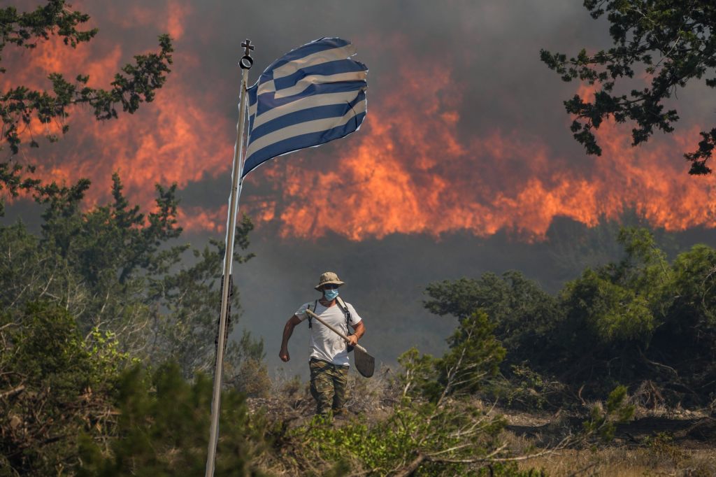 Helfende retten beliebtes Feriendorf auf Rhodos