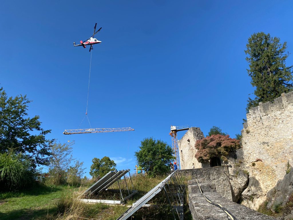 Schloss Birseck: Für die Sanierungsarbeiten kommt der Helikopter