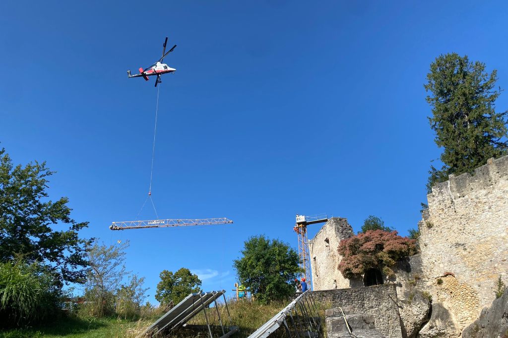Schloss Birseck: Für die Sanierungsarbeiten kommt der Helikopter