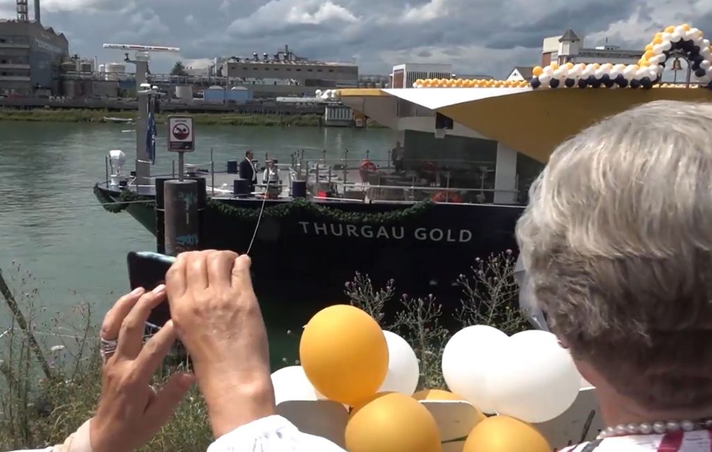 Schämpistaufe für das brandneue Luxus-Schiff auf dem Rhein