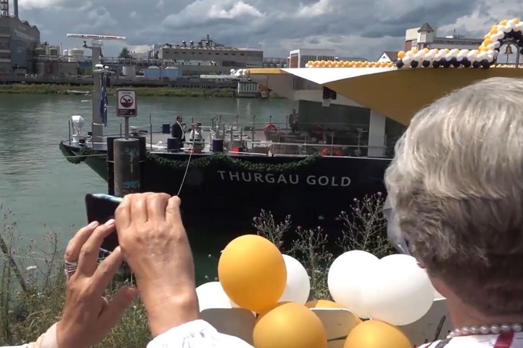 Schämpistaufe für das brandneue Luxus-Schiff auf dem Rhein