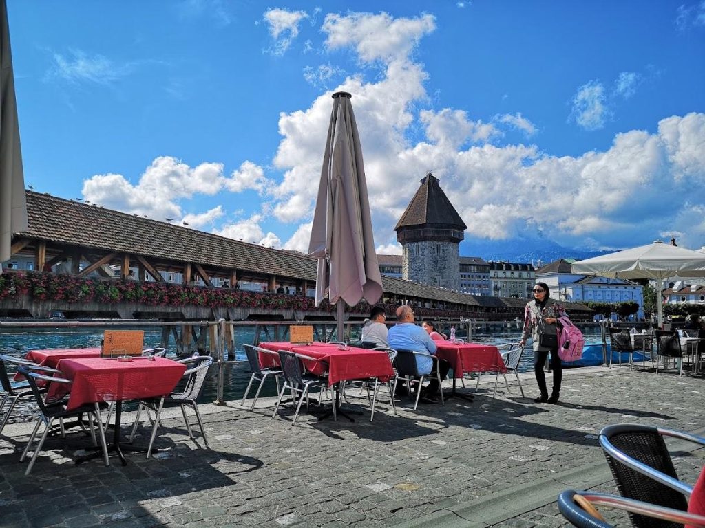 «Aperöle» am Rhy: Basel brilliert im schweizweiten Aperitivo-Ranking