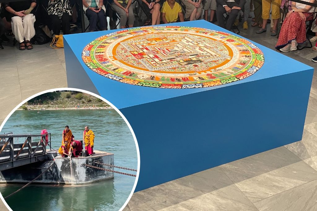 Kunst von tibetischen Mönchen: Jetzt treibt das Mandala den Rhein hinab