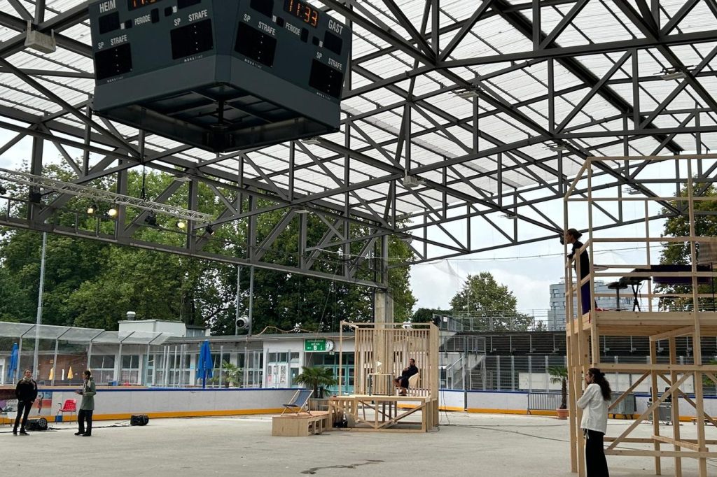 Kunsteisbahn Margarethen wird für «Wir Monaden» zur Megabühne