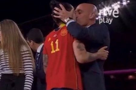 Dieser Kuss von Spaniens Verbandspräsident sorgt für Wirbel