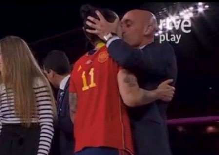 Dieser Kuss von Spaniens Verbandspräsident sorgt für Wirbel