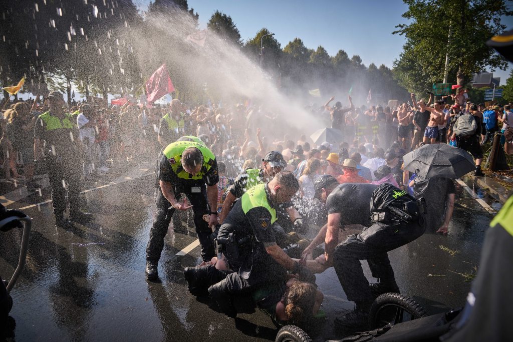 Fast 3000 Festnahmen bei verbotenen Klima-Demos in Den Haag