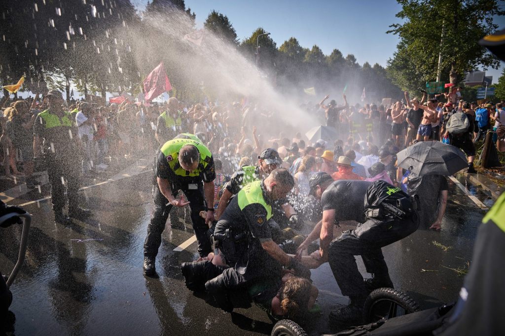 Fast 3000 Festnahmen bei verbotenen Klima-Demos in Den Haag