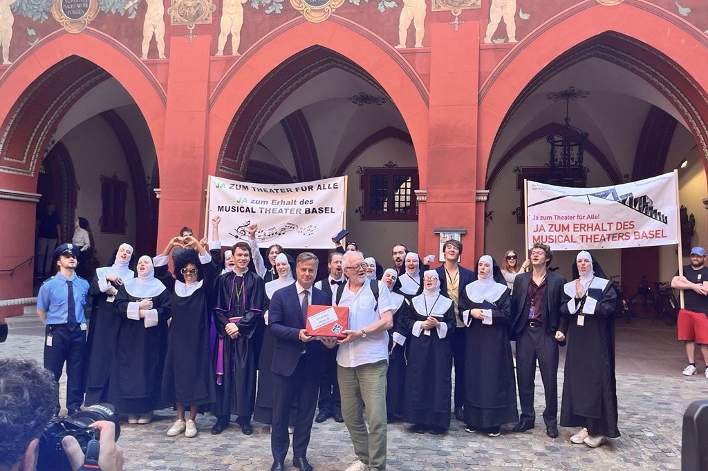 Hier singen «Nonnen» für den Erhalt des Musical Theater