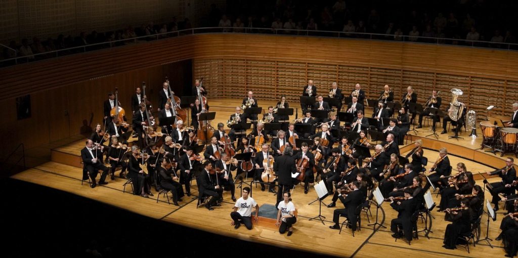 Klima-Aktivisten kleben sich während Konzert ans Dirigentenpult