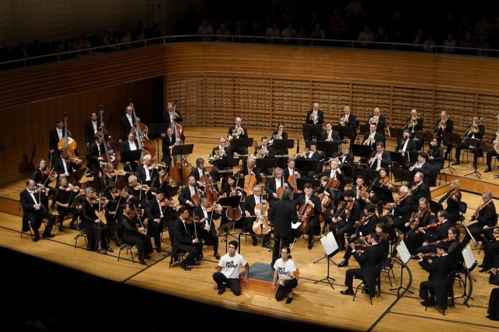 Klima-Aktivisten kleben sich während Konzert ans Dirigentenpult