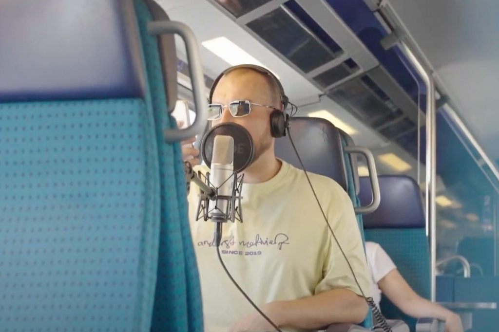 Studierende bauen Zugabteil in Tonstudio um