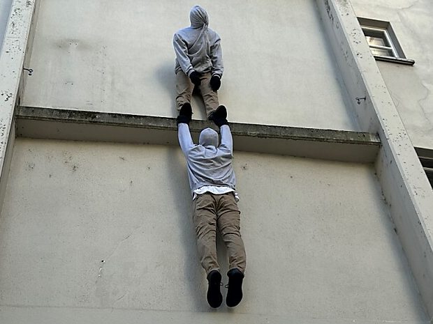 Wer hängt denn da an einer Wand am Rümelinsplatz?