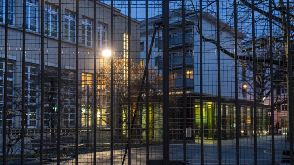 Mann soll Opfer mit Smirnoff-Flasche in den Hals gestochen haben