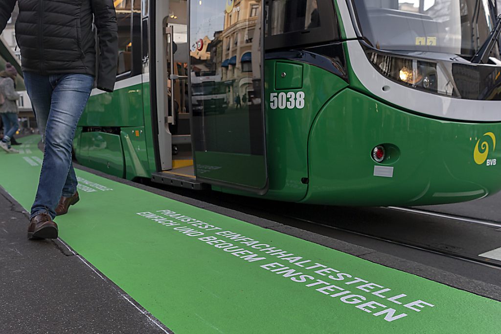 Basel hat zu wenig behindertengerechte Haltestellen
