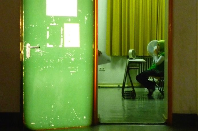 Nachbau des «Big Brother»-Wohncontainers als Kunstwerk ausgestellt