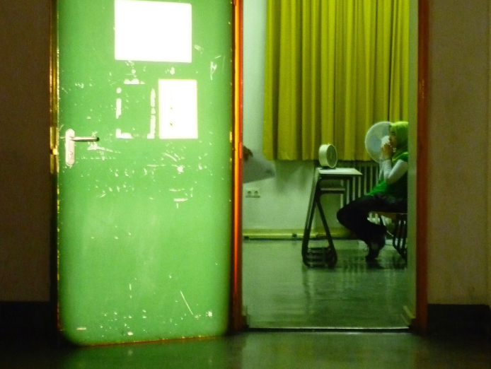 Nachbau des «Big Brother»-Wohncontainers als Kunstwerk ausgestellt