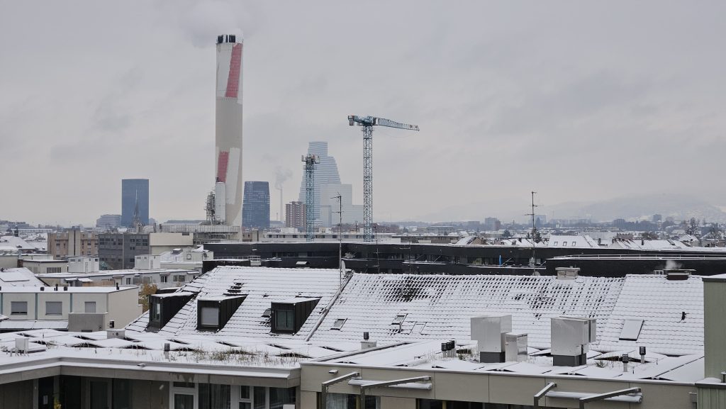 Der erste Schnee hüllt Basels Balkone und Dächer in eine feine Zuckerdecke