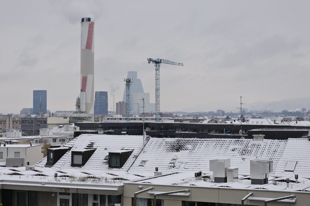 Der erste Schnee hüllt Basels Balkone und Dächer in eine feine Zuckerdecke