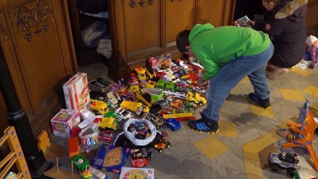 Solidarität und Nachhaltigkeit: An Geschenk-Tausch-Aktion machen 300 Kinder mit